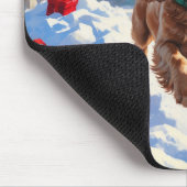 Cocker Spaniel läuft im Schnee mit Weihnachtsmütze Mousepad (Ecke)