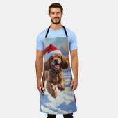 Cocker Spaniel läuft im Schnee mit Weihnachtsmütze Schürze (Getragen)