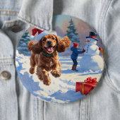 Cocker Spaniel läuft in Schnee mit Weihnachtshut Button (Beispiel)