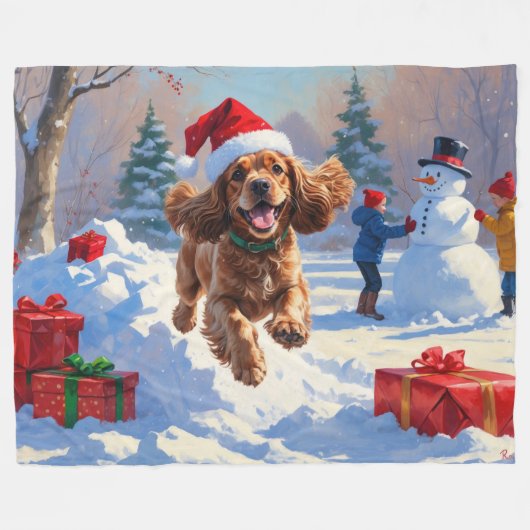 Cocker Spaniel läuft in Schnee mit Weihnachtshut Fleecedecke (Vorderseite (Horizontal))