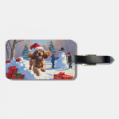 Cocker Spaniel läuft in Schnee mit Weihnachtshut Gepäckanhänger (Rückseite horizontal)