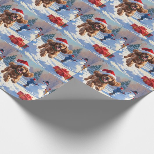Cocker Spaniel läuft in Schnee mit Weihnachtshut Geschenkpapier (Ecke)