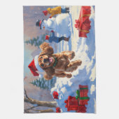 Cocker Spaniel läuft in Schnee mit Weihnachtshut Geschirrtuch (Vertikal)