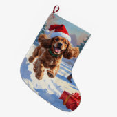 Cocker Spaniel läuft in Schnee mit Weihnachtshut Großer Weihnachtsstrumpf (Vorderansicht (hängend))