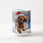 Cocker Spaniel läuft in Schnee mit Weihnachtshut Kaffeetasse (Mittel)