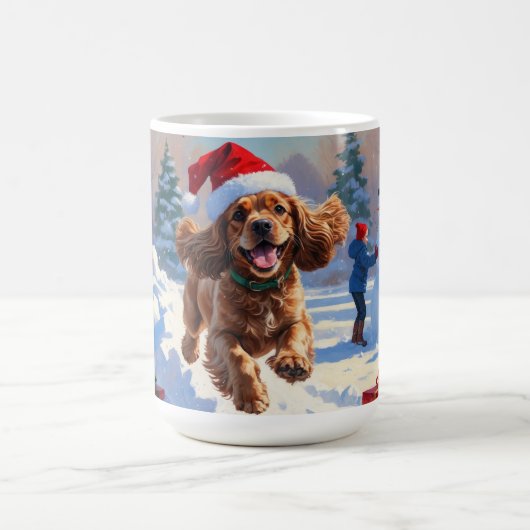 Cocker Spaniel läuft in Schnee mit Weihnachtshut Kaffeetasse (Mittel)