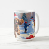Cocker Spaniel läuft in Schnee mit Weihnachtshut Kaffeetasse (VorderseiteRechts)