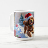 Cocker Spaniel läuft in Schnee mit Weihnachtshut Kaffeetasse (Vorderseite Links)