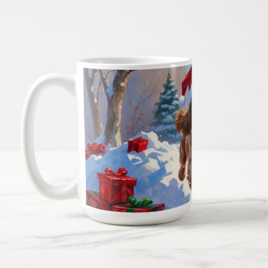 Cocker Spaniel läuft in Schnee mit Weihnachtshut Kaffeetasse (Links)