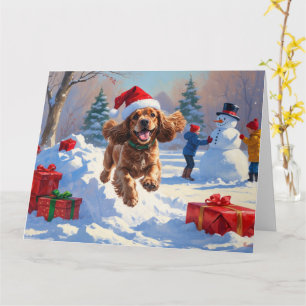 Cocker Spaniel läuft in Schnee mit Weihnachtshut Karte