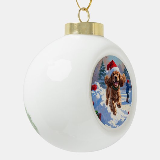 Cocker Spaniel läuft in Schnee mit Weihnachtshut Keramik Kugel-Ornament (Links)