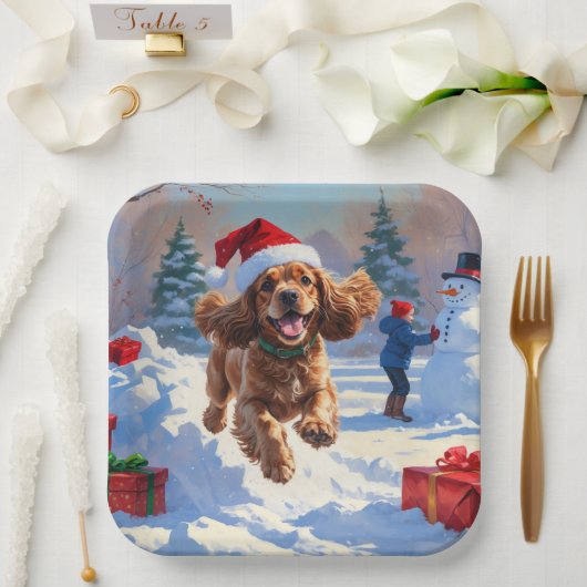 Cocker Spaniel läuft in Schnee mit Weihnachtshut Pappteller (Hochzeit)