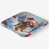 Cocker Spaniel läuft in Schnee mit Weihnachtshut Pappteller (Gewinkelt)