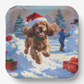 Cocker Spaniel läuft in Schnee mit Weihnachtshut Pappteller (Vorderseite)