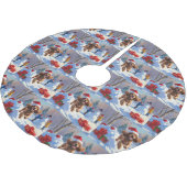 Cocker Spaniel läuft in Schnee mit Weihnachtshut Polyester Weihnachtsbaumdecke (Schrägansicht)