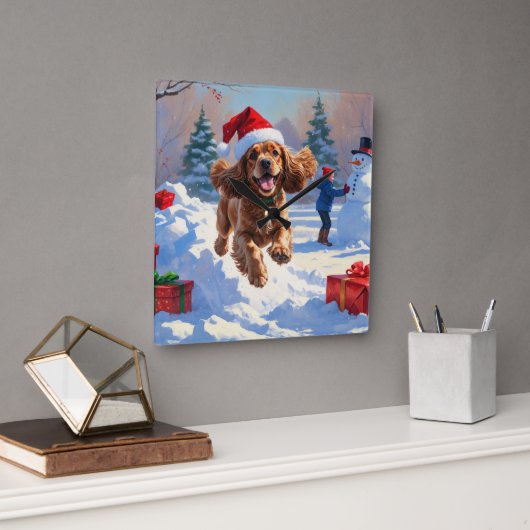 Cocker Spaniel läuft in Schnee mit Weihnachtshut Quadratische Wanduhr (Büro)