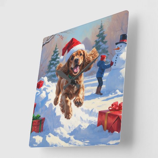 Cocker Spaniel läuft in Schnee mit Weihnachtshut Quadratische Wanduhr (Winkel)