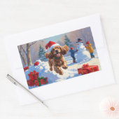 Cocker Spaniel läuft in Schnee mit Weihnachtshut Rechteckiger Aufkleber (Umschlag)