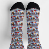 Cocker Spaniel läuft in Schnee mit Weihnachtshut Socken (Oben)