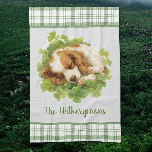 Cocker Spaniel Puppy Sleeping in Shamrocks Plaid  Geschirrtuch