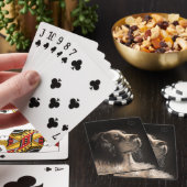 Cocker Spaniel spielt Pokerkarten (In Situ)