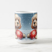 Cocker Spaniel Welpe auf Schnee mit einer Kugel Kaffeetasse (Mittel)