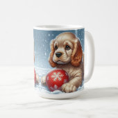 Cocker Spaniel Welpe auf Schnee mit einer Kugel Kaffeetasse (VorderseiteRechts)