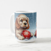 Cocker Spaniel Welpe auf Schnee mit einer Kugel Kaffeetasse (Vorderseite Links)