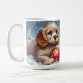 Cocker Spaniel Welpe auf Schnee mit einer Kugel Kaffeetasse (Links)