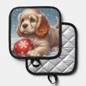 Cocker Spaniel Welpe auf Schnee mit einer Kugel Topflappen (Vorderseite/Rückseite)