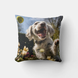 Cocker 🐕 Spaniel Welpe, der Tennisball fängt Kissen