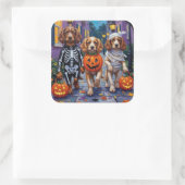 Cocker Spanierhunde Trick-or-Treating zu Halloween Quadratischer Aufkleber (Tasche)