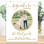 Cocktail für Hochzeiten Gold Custom Foto Bar Poster<br><div class="desc">Getränke mit Unterschrift ! Dieses elegante und schlichte Kalligraphie-Bar mit einem Cocktail "The Newlyweds", personalisiert mit einem erlesenen Getränk. Passen Sie dieses elegante Hochzeitszeichen mit Ihrem Lieblings-Verlobung-Foto oder Paare Foto, Name und Signatur-Drink! Sie können auch die Fotos für die Unterschrift Drinks von Ihren Lieblings-Haustieren für eine Haustierhochzeit anpassen! Personalisieren Sie...</div>