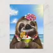 Cocktail Sloth am Strand Postkarte (Vorderseite)