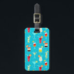 Cocktailmuster im Aquamarinen Hintergrund Gepäckanhänger<br><div class="desc">Nahtlose Muster Hintergrund mit Alkohol Cocktail Getränke von martini margarita tequila vodka Vektor Illustration © und ® Bigstock® - Alle Rechte vorbehalten.</div>
