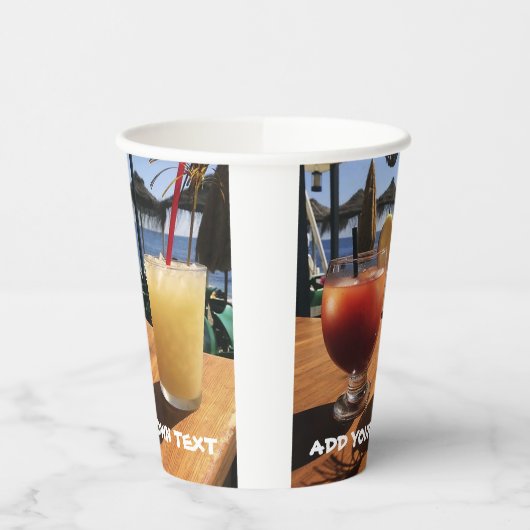 Cocktails am Meeresbenutzertext Pappbecher (Links)