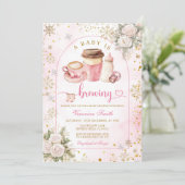 Coffee A Baby is Brewing Pink Bow Baby Shower Gold Einladung (Stehend Vorderseite)