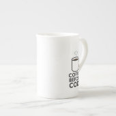 Coffee Before Code — Minimale Tasse mit Code-Dampf (Vorderseite Rechts)