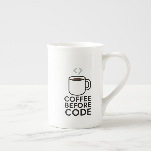 Coffee Before Code — Minimale Tasse mit Code-Dampf (Rechts)