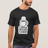 Coffee Before Code – Minimale Tasse mit Code-Dampf T-Shirt (Vorderseite)