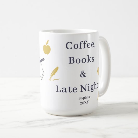 Coffee, Books & Late Nights – Custom Name Mug Kaffeetasse (VorderseiteRechts)