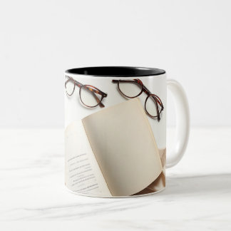 Coffee & Books Mug - Cozy Reading Lover Gift Zweifarbige Tasse