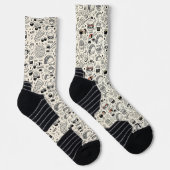 Coffee & Café Doodle Pattern –Cute Hand Drawn Food Socken (Rechts)
