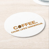 Coffee. Denn das Leben ist gefährlich, humorvoll Runder Pappuntersetzer (Angewinkelt)