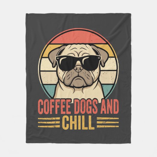 Coffee Dogs und Chill Retro Pug Fleecedecke (Vorderseite)