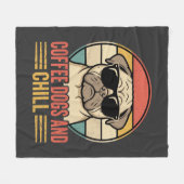 Coffee Dogs und Chill Retro Pug Fleecedecke (Vorderseite (Horizontal))