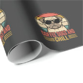 Coffee Dogs und Chill Retro Pug Geschenkpapier (Rolleneckpunkt)