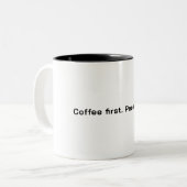  Coffee First. People Later Minimalist Quote  Zweifarbige Tasse (Vorderseite Links)