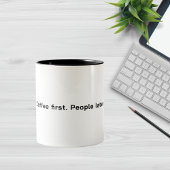  Coffee First. People Later Minimalist Quote  Zweifarbige Tasse