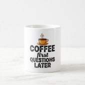 Coffee First Questions Later - Funny Morning Quote Kaffeetasse (Mittel)